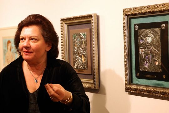 Η διευθύντρια της Εθνικής Πινακοθήκης Συραγώ Τσιάρα σε παλαιότερη (πριν από τη φασιστική επίθεση) ξενάγηση στην έκθεση «Η σαγήνη του αλλόκοτου»